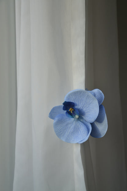 Kleine Haarklammer mit blauen Orchideen